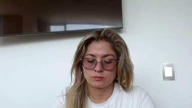 Snapshot of linda-mature43 chatting on 10/22/25, 03:01 linda-mature43 online show from 10/22/25, 03:01