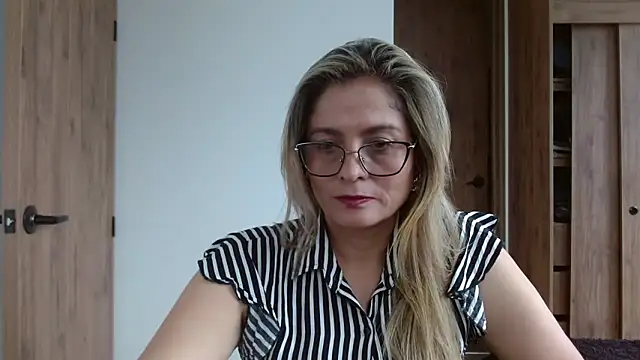 Snapshot of linda-mature43 chatting on 10/23/25, 05:23 linda-mature43 online show from 10/23/25, 05:23