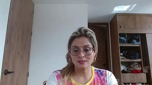 Snapshot of linda-mature43 chatting on 10/25/25, 05:30 linda-mature43 online show from 10/25/25, 05:30