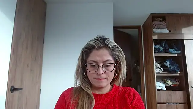 Snapshot of linda-mature43 chatting on 10/28/25, 10:01 linda-mature43 online show from 10/28/25, 10:01