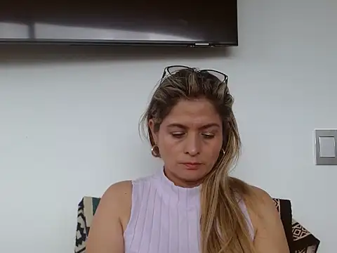 Snapshot of linda-mature43 chatting on 10/29/25, 03:03 linda-mature43 online show from 10/29/25, 03:03