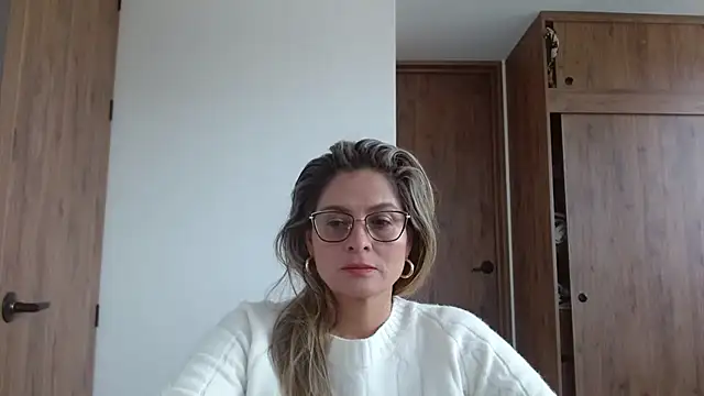 Snapshot of linda-mature43 chatting on 11/05/25, 01:22 linda-mature43 online show from 11/05/25, 01:22