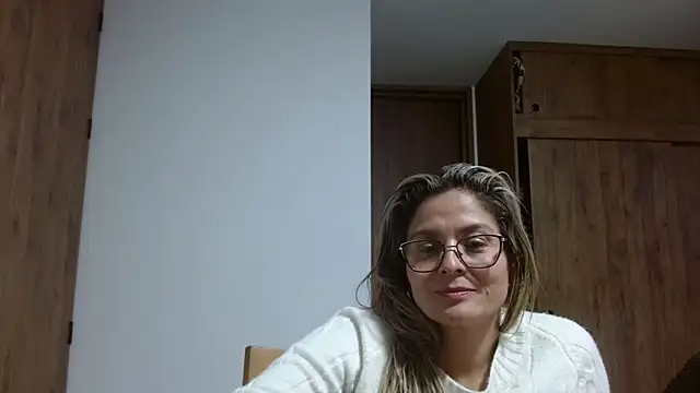 Snapshot of linda-mature43 chatting on 11/06/25, 01:28 linda-mature43 online show from 11/06/25, 01:28