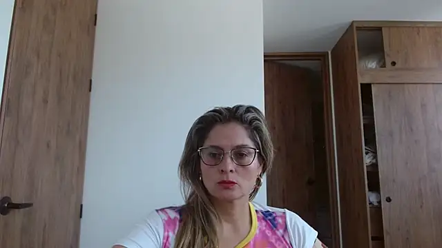 Snapshot of linda-mature43 chatting on 11/07/25, 03:01 linda-mature43 online show from 11/07/25, 03:01