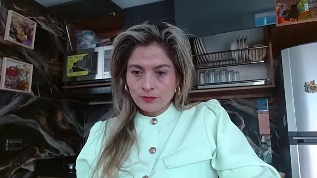 Snapshot of linda-mature43 chatting on 11/11/25, 03:34 linda-mature43 online show from 11/11/25, 03:34