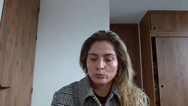 Snapshot of linda-mature43 chatting on 11/15/25, 04:47 linda-mature43 online show from 11/15/25, 04:47