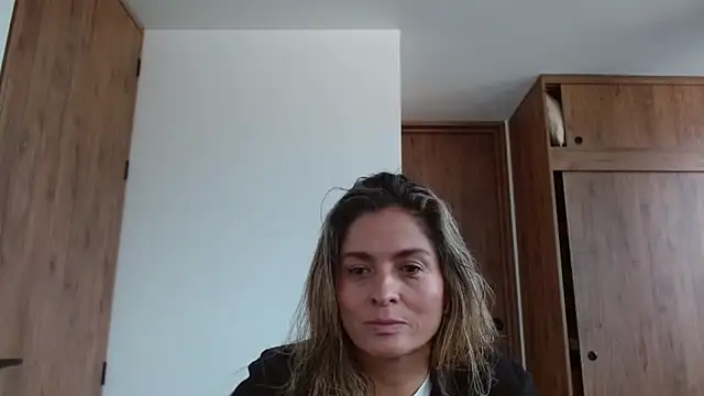 Snapshot of linda-mature43 chatting on 11/18/25, 01:04 linda-mature43 online show from 11/18/25, 01:04