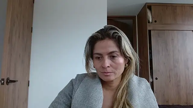 Snapshot of linda-mature43 chatting on 11/19/25, 01:44 linda-mature43 online show from 11/19/25, 01:44