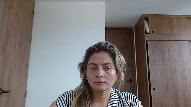 Snapshot of linda-mature43 chatting on 11/20/25, 03:23 linda-mature43 online show from 11/20/25, 03:23