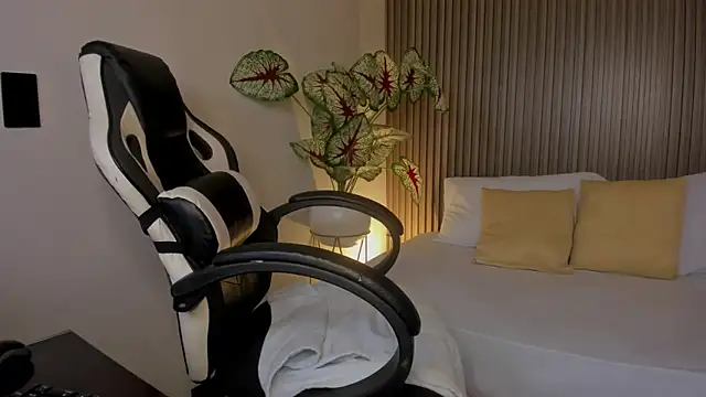 Snapshot of anagil_ chatting on 11/10/25, 09:03 anagil online show from 11/10/25, 09:03