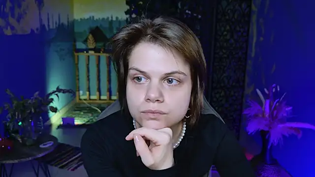 EllieMurler online show from 10/13/25, 01:00