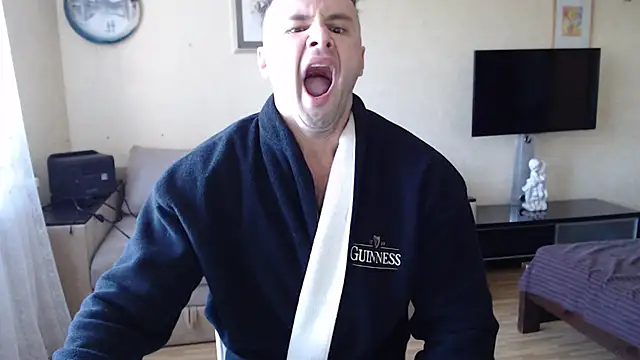 Snapshot of muscle_uncut chatting on 10/15/25, 08:03 muscle uncut online show from 10/15/25, 08:03