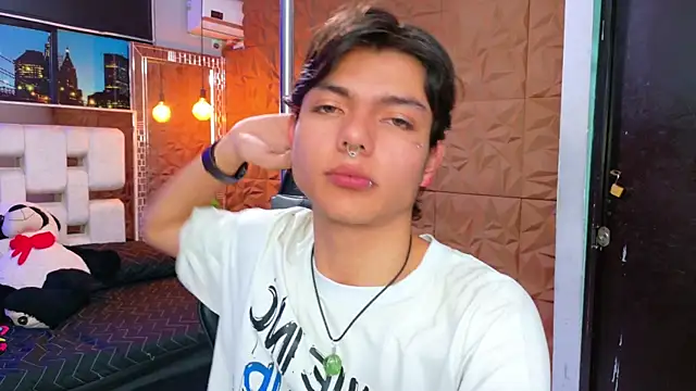 Snapshot of alandelrey57 chatting on 09/18/25, 05:42 alandelrey57 online show from 09/18/25, 05:42