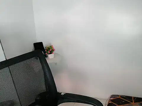 daretolovemee 18 online show from 10/16/25, 11:17