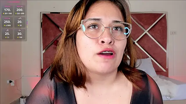 Snapshot of sara-lopez1 chatting on 09/22/25, 01:02 sara-lopez1 online show from 09/22/25, 01:02