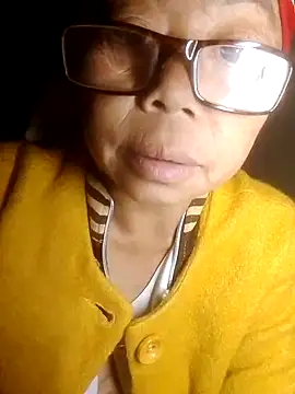 Snapshot of VangLe73 chatting on 10/21/25, 10:32 VangLe73 online show from 10/21/25, 10:32