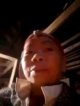 Snapshot of VangLe73 chatting on 10/22/25, 11:26 VangLe73 online show from 10/22/25, 11:26