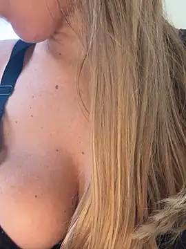 Snapshot of sailor_titti chatting on 10/18/25, 11:44 sailor titti online show from 10/18/25, 11:44