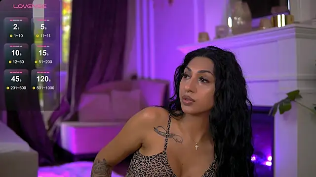 Snapshot of EmaHallee chatting on 10/12/25, 07:29 EmaHallee online show from 10/12/25, 07:29