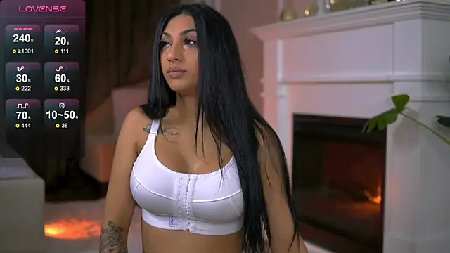 Snapshot of EmaHallee chatting on 10/23/25, 03:28 EmaHallee online show from 10/23/25, 03:28