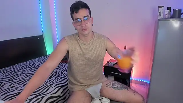 Snapshot of CamCumBoy chatting on 09/17/25, 10:06 CamCumBoy online show from 09/17/25, 10:06