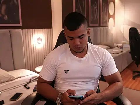 Snapshot of Thiago_Valente chatting on 09/25/25, 01:15 Thiago Valente online show from 09/25/25, 01:15