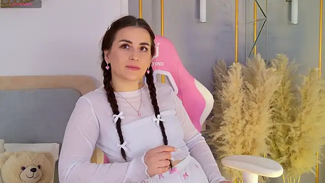 Snapshot of LanaElise chatting on 11/06/25, 06:03 LanaElise online show from 11/06/25, 06:03