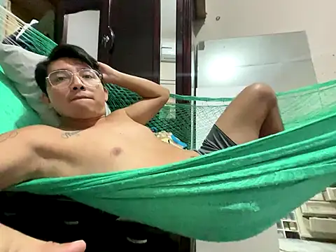 Snapshot of AlejXndroKD chatting on 10/14/25, 06:52 AlejXndroKD online show from 10/14/25, 06:52