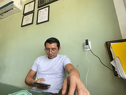 Snapshot of AlejXndroKD chatting on 10/18/25, 05:14 AlejXndroKD online show from 10/18/25, 05:14