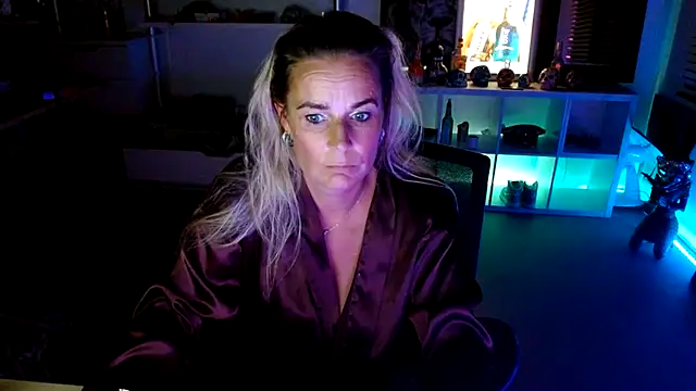 Mrs-Aurora online show from 10/06/25, 09:45