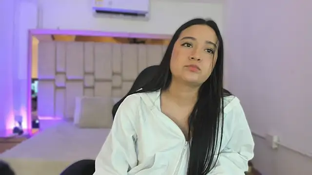 Snapshot of EmmaBeel chatting on 11/08/25, 12:05 EmmaBeel online show from 11/08/25, 12:05