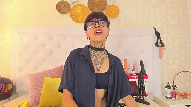 Snapshot of b3k_afrodict chatting on 10/19/25, 07:36 b3k afrodict online show from 10/19/25, 07:36