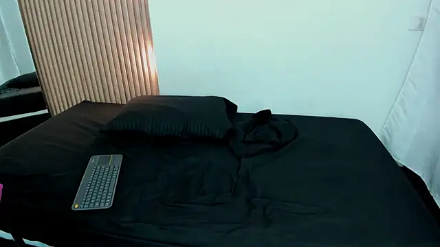 Snapshot of Karla_hilton1 chatting on 10/21/25, 12:39 Karla hilton1 online show from 10/21/25, 12:39