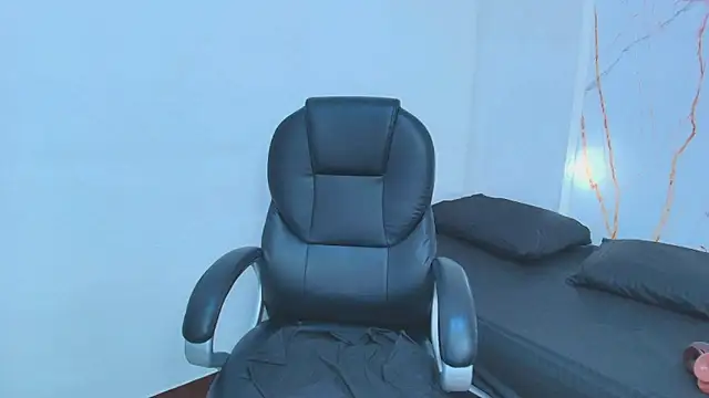 Snapshot of Karla_hilton1 chatting on 11/20/25, 11:43 Karla hilton1 online show from 11/20/25, 11:43