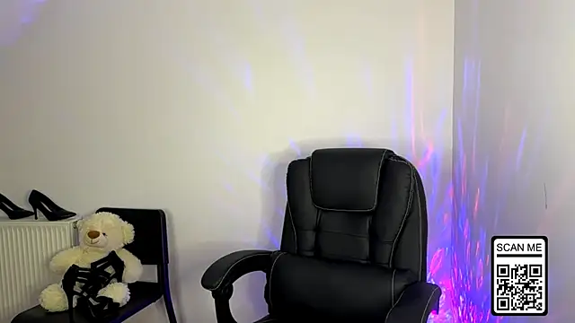 Snapshot of Ruthless_111 chatting on 10/28/25, 07:27 Ruthless 111 online show from 10/28/25, 07:27