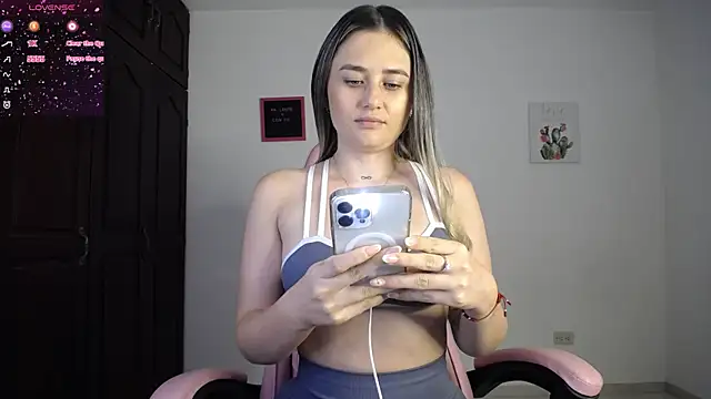 Snapshot of Veronika__Winslow_ chatting on 09/24/25, 06:28 Veronika Winslow online show from 09/24/25, 06:28