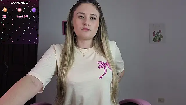 Snapshot of Veronika__Winslow_ chatting on 11/04/25, 05:28 Veronika Winslow online show from 11/04/25, 05:28