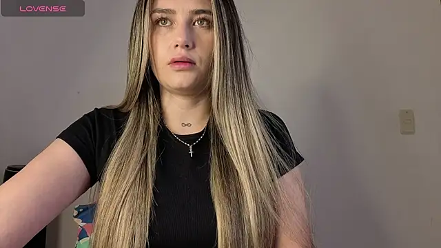 Snapshot of Veronika__Winslow_ chatting on 11/18/25, 05:56 Veronika Winslow online show from 11/18/25, 05:56