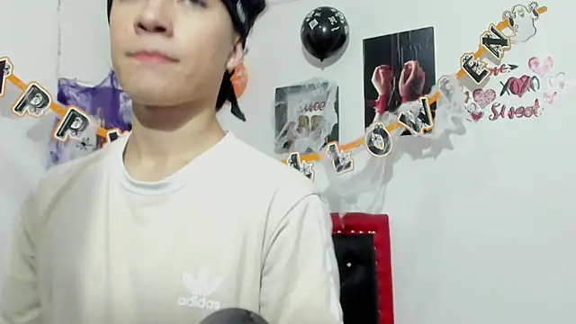 Snapshot of Thiago_Divine_ chatting on 10/18/25, 09:04 Thiago Divine  online show from 10/18/25, 09:04