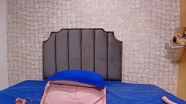 chloe leroy  online show from 09/19/25, 11:55