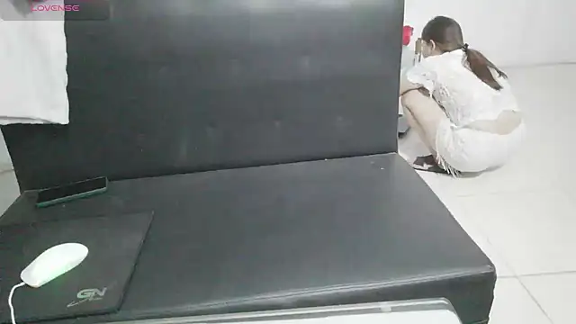 Snapshot of Owe_chan chatting on 10/10/25, 01:10 Owe chan online show from 10/10/25, 01:10