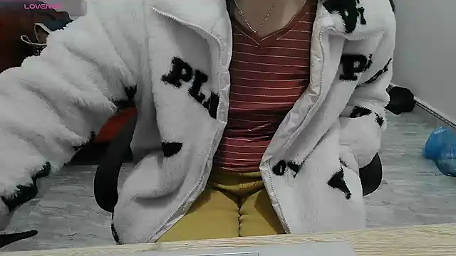 Snapshot of Owe_chan chatting on 11/25/25, 12:38 Owe chan online show from 11/25/25, 12:38