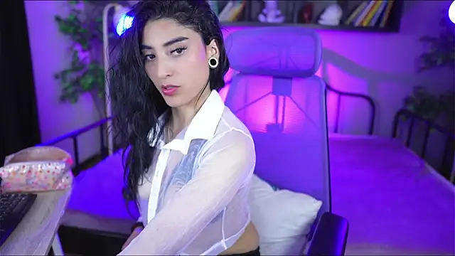 Emma and Issac online show from 10/09/25, 04:43