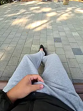 Snapshot of starvingo2002 chatting on 10/26/25, 01:33 starvingo2002 online show from 10/26/25, 01:33