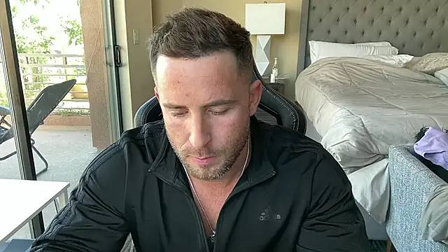 brettmycles28 online show from 10/26/25, 08:26