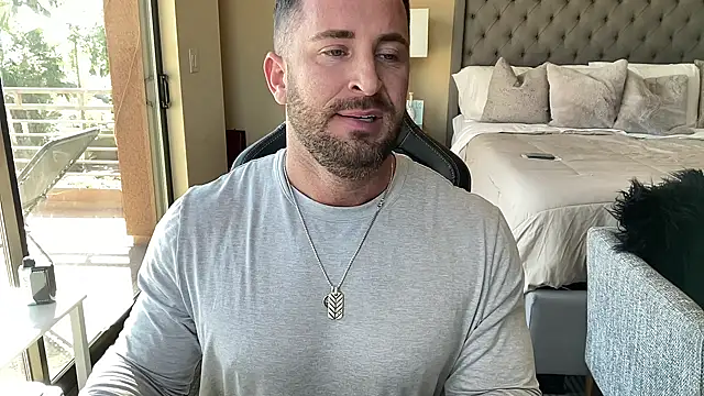 brettmycles28 online show from 10/30/25, 05:57