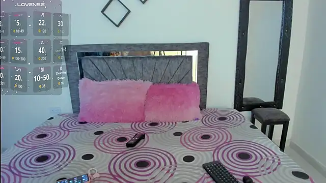 Laurasofia01 online show from 10/31/25, 02:29