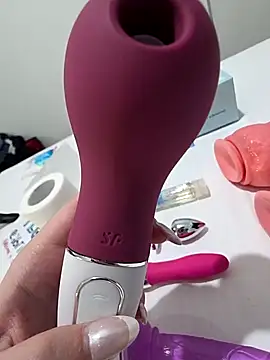 Snapshot of abrilour chatting on 10/17/25, 01:20 abrilour online show from 10/17/25, 01:20