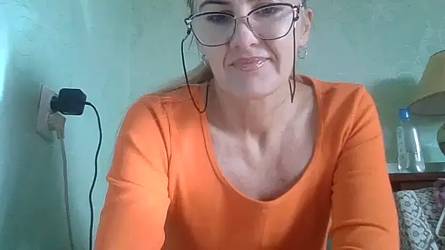 TianaQLove online show from 10/28/25, 10:41