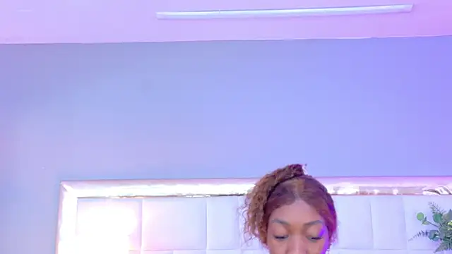 MadeleineHocker online show from 11/21/25, 12:04